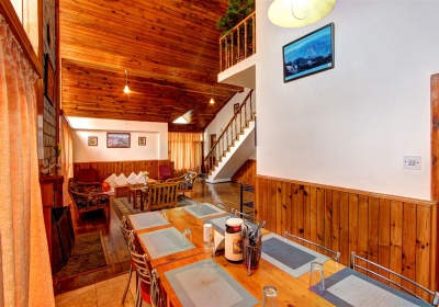 Cottage 2 - Lobby & Dinning Area